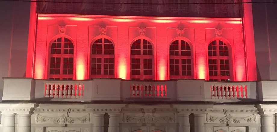 Stadttheater Minden mit roter Außenbeleuchtung