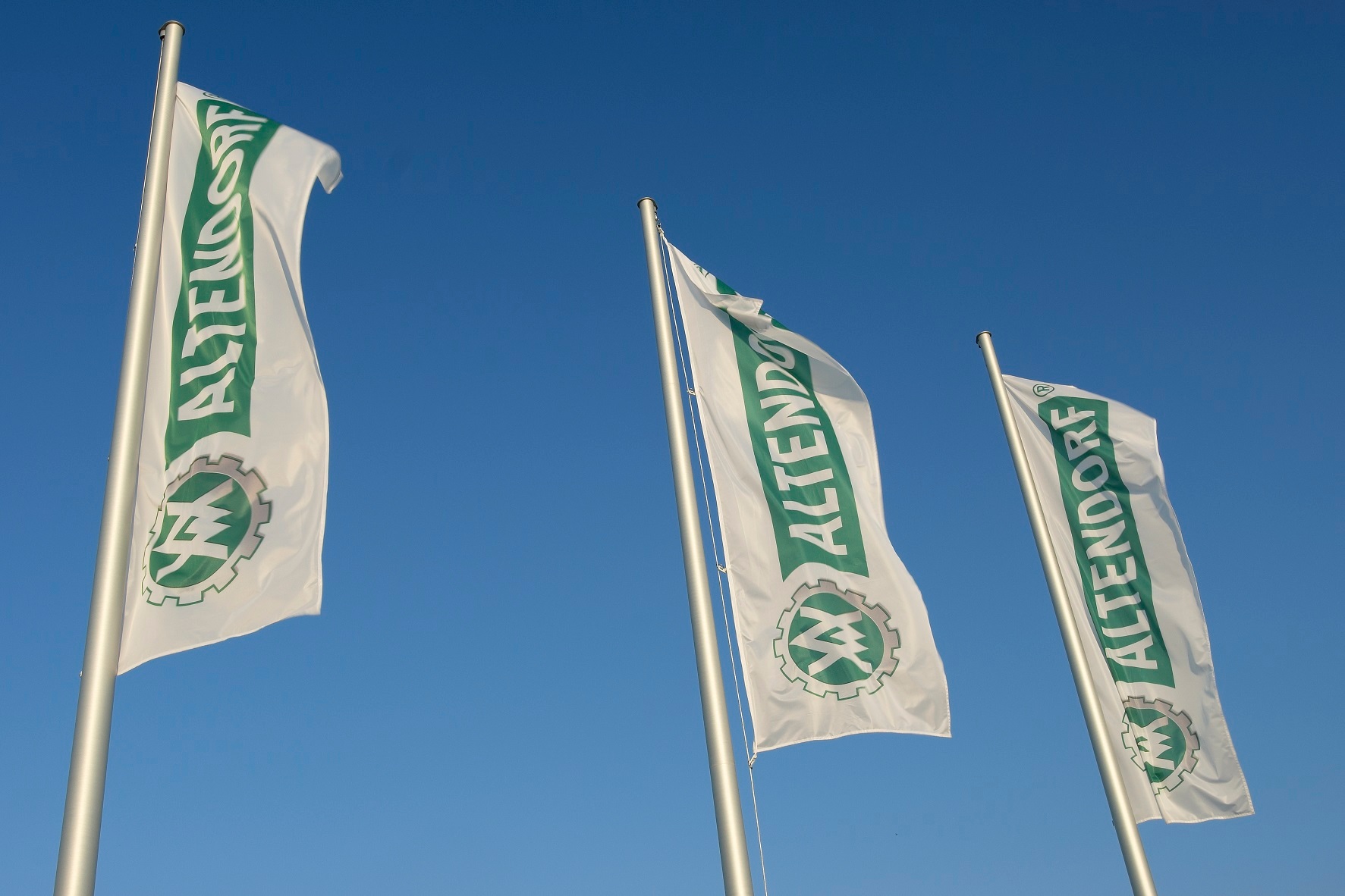 Wehende Fahnen mit Altendorf-Logo