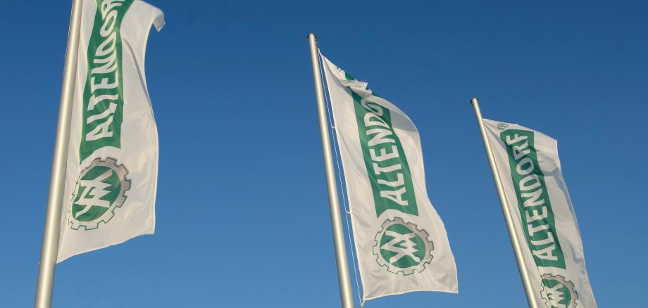 Wehende Fahnen mit Altendorf-Logo