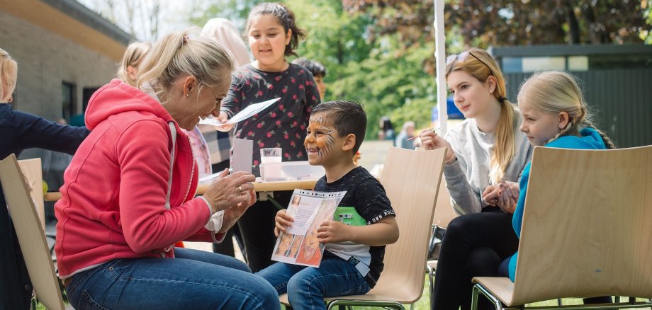 Kinder werden auf einer Veranstaltung geschminkt