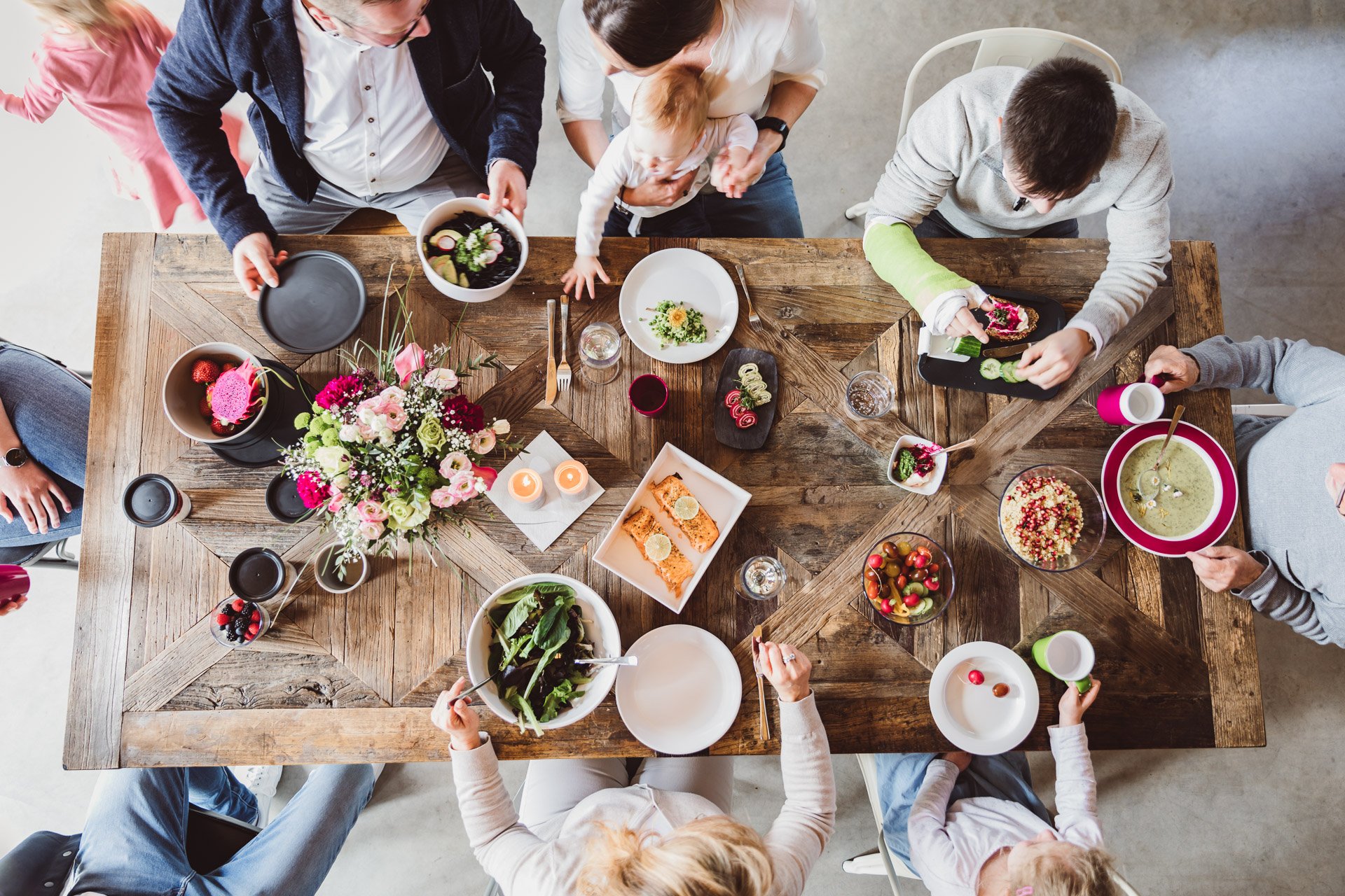 Produkte von Ornamin werden auf einem Tisch präsentiert