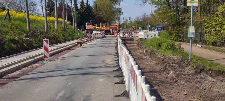 Ein Baustelle an einer Straße mit Absperrungen