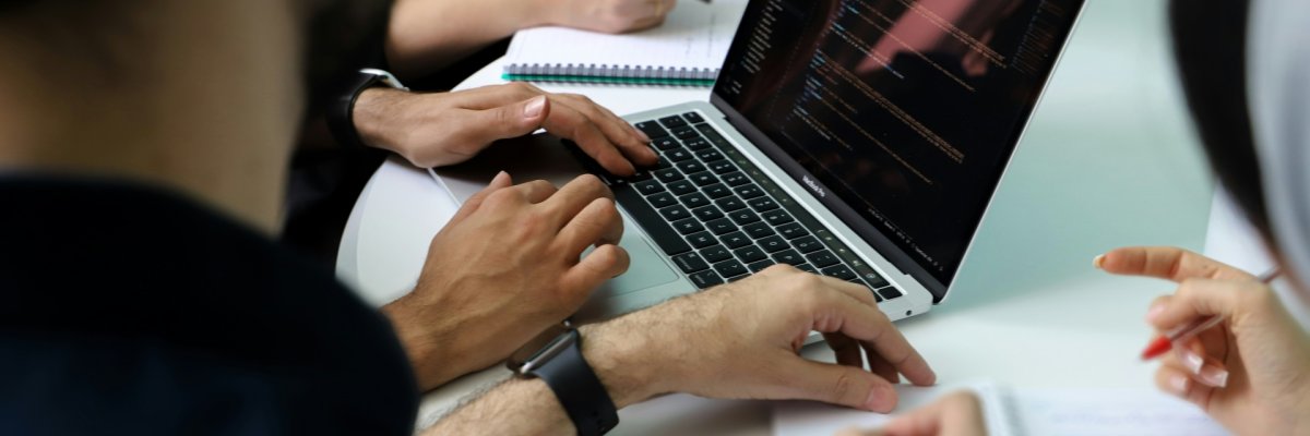 Teamwork Zusammenarbeiten Eine Gruppe arbeitet zusammen an einem Tisch