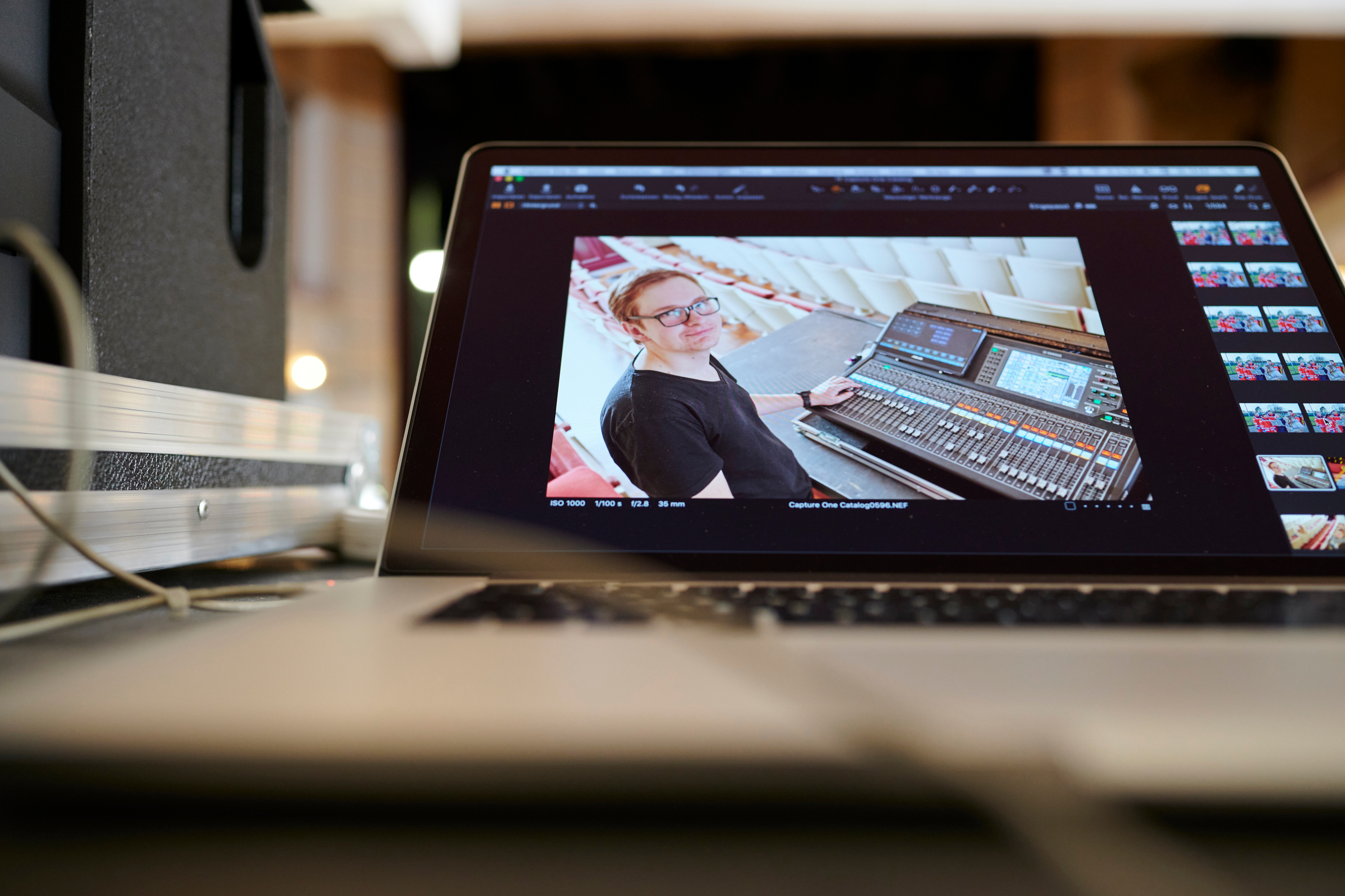 Ein Monitor in der Bühnentechnik des Stadttheaters
