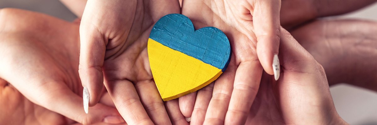 Familie rennt über Wiese @istock