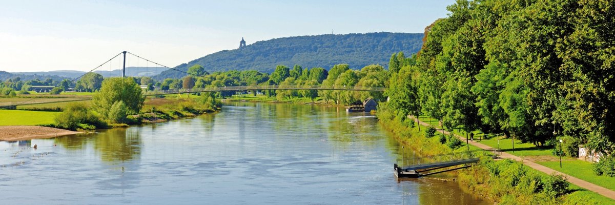Blick auf die Weser mit der Porta Westfalica im Hintergrund
