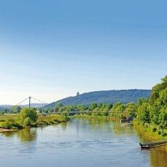 Blick auf die Weser mit der Porta Westfalica im Hintergrund