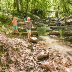 Familie an der Bastau im Glacis