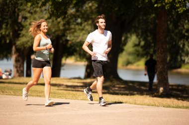 Joggen an der Weserpromenade Eine Frau und ein Mann joggen auf der Weserpromenade