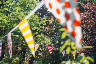 Bunte Wimpel auf einer Veranstaltung